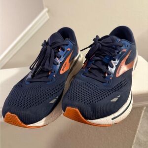 This is a pair of Men’s Brooks Adrenaline GTS 23 running shoes size 10.5